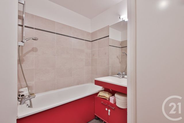 Appartement F5 à vendre - 5 pièces - 82.14 m2 - BOBIGNY - 93 - ILE-DE-FRANCE - Century 21 Farré La Motte Picquet