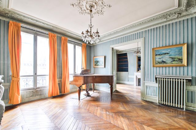  - PARIS - 